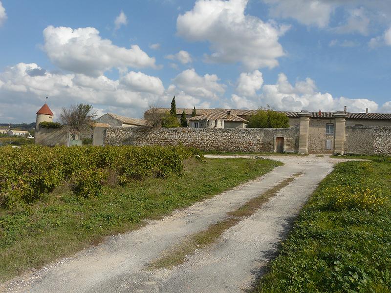 Chemin d'accès au domaine et partie nord des dépendances, vue vers l'est.