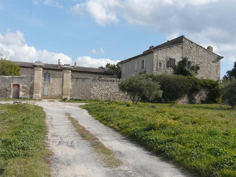 Chemin d'accès au domaine, maison de maître et partie sud des dépendances, vue vers l'est.