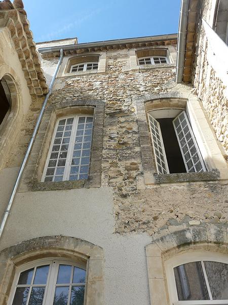 Façade est sur la grande cour.