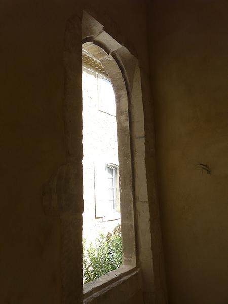 Façade est sur la grande cour, avant-corps de l'escalier, baie vue de l'intérieur.