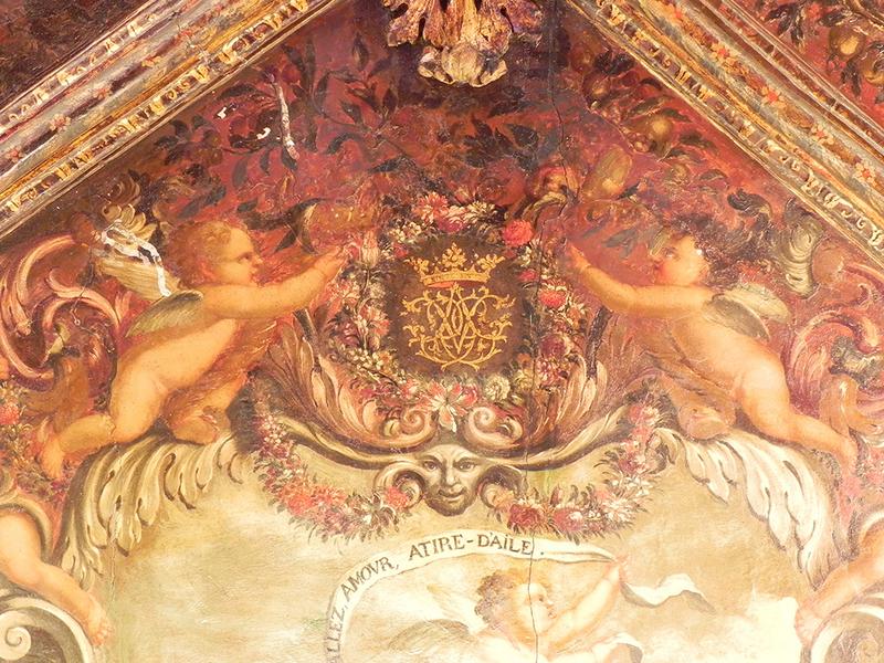 Plafond de l'ancienne chambre de Gaspard de Venel : détail du 1er vers "Allez Amour à tire d'aile" et du monogramme de Gaspard de Venel.