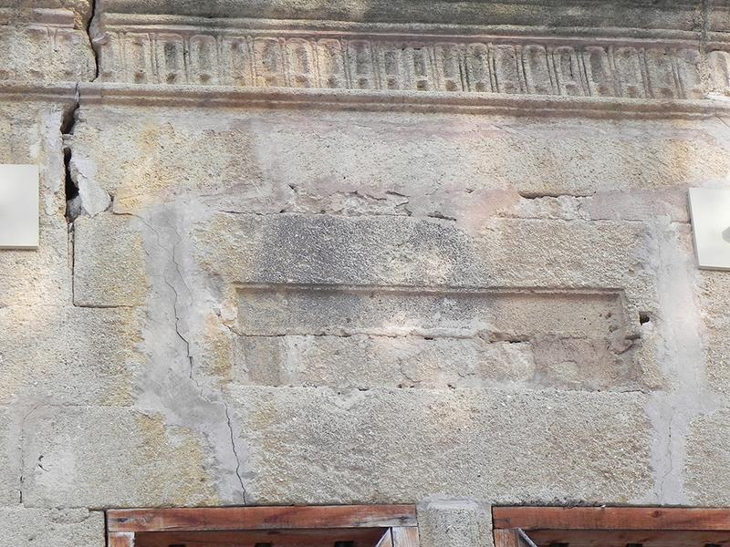 Table rentrante au dessus de la croisée, façade sud de l'avant-corps est.