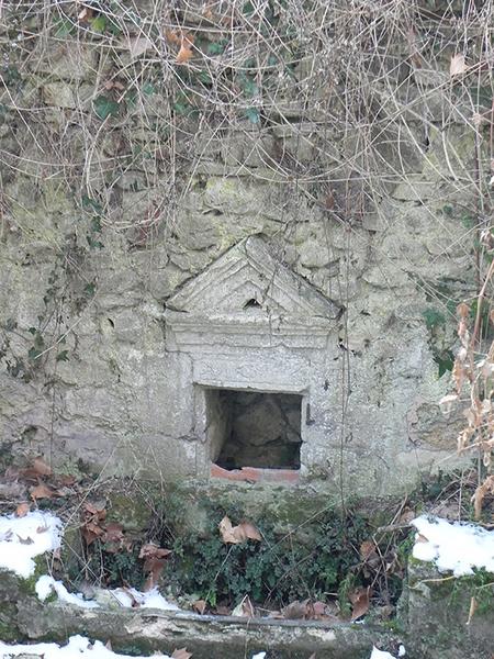 Niche dans l'excavation de la cour.