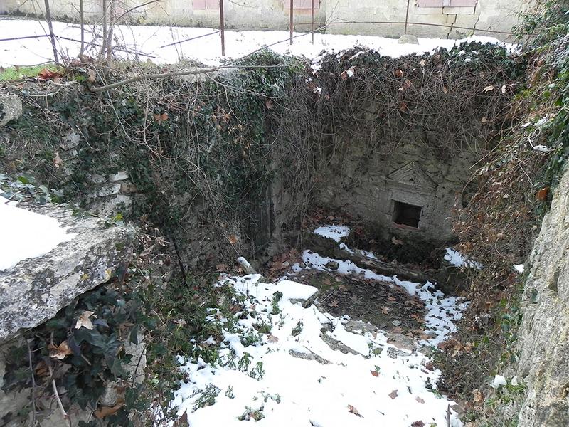 Excavation de la cour donnant accès au réseau hydraulique souterrain.