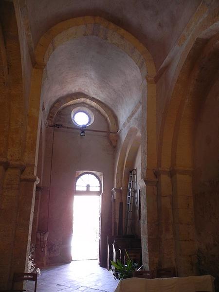 Intérieur de la chapelle : nef depuis le choeur