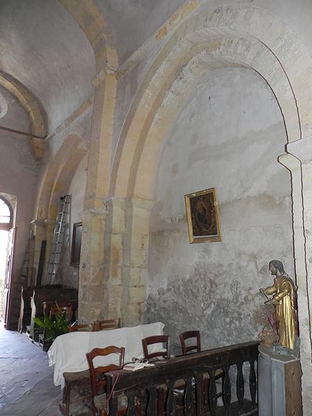 Intérieur de la chapelle : grandes arcades aveugles sur le murs gouttereaux nord.