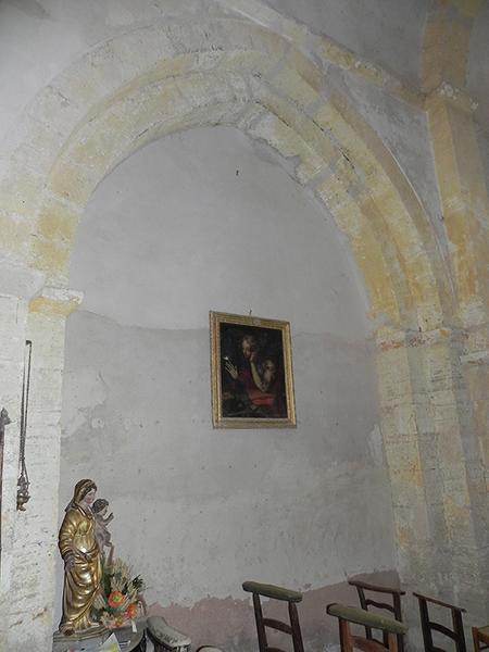 Intérieur de la chapelle : grande arcade aveugle sur le mur gouttereau nord.