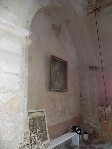 Intérieur de la chapelle : grande arcade aveugle sur le mur gouttereau sud.