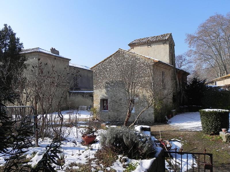 Vue d'ensemble à l'est du corps de ferme et du château.