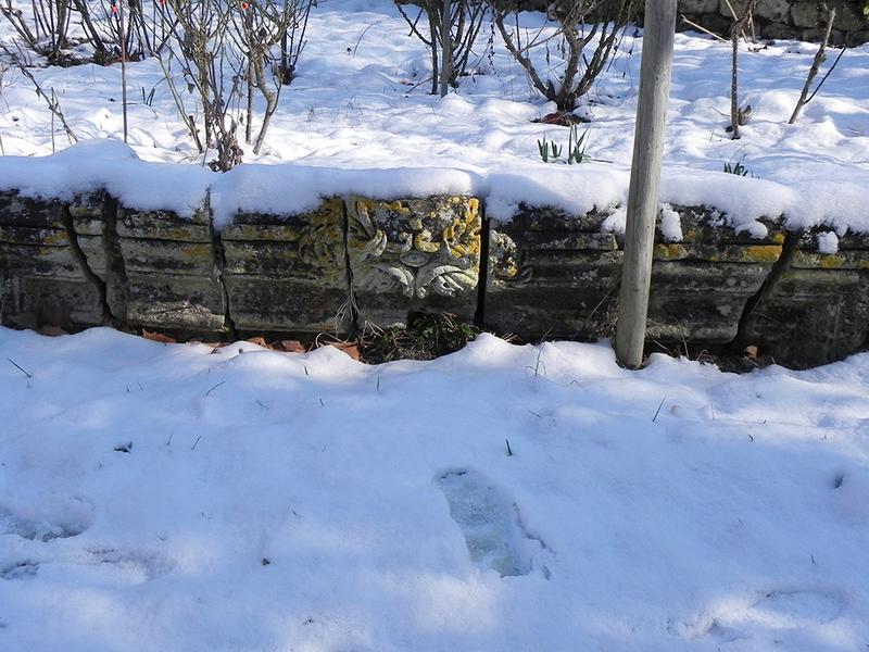 Dépôt lapidaire dans le jardin : reste d'une plate-bande sculptée.