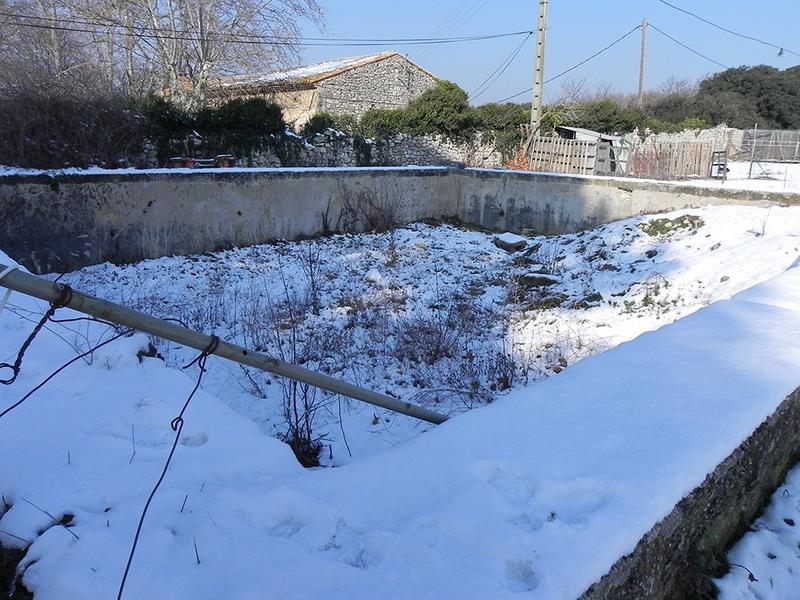 Bassin au nord du corps de ferme.