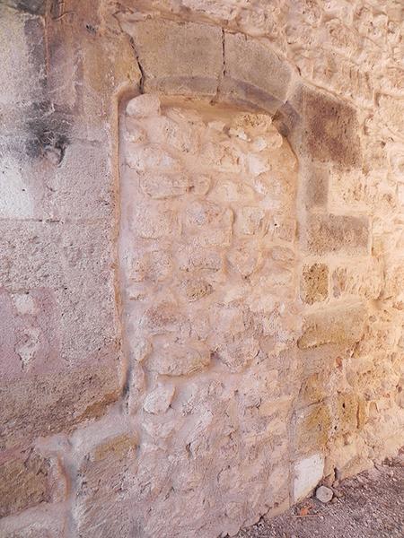 Porte piétonne sous le passage charretier du corps de ferme.