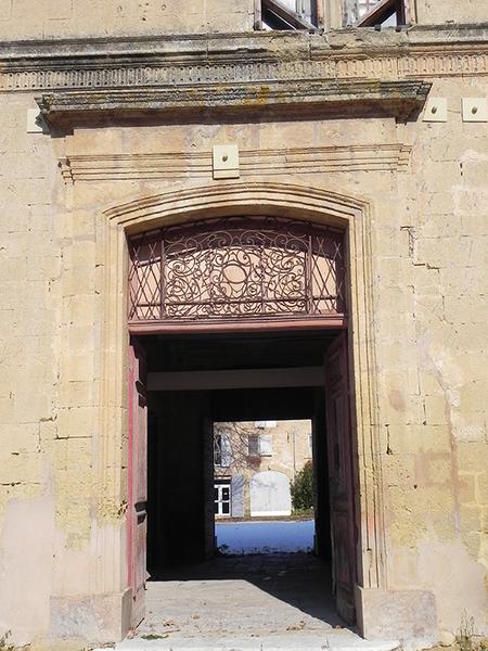 Portail d'entrée du corps de logis.