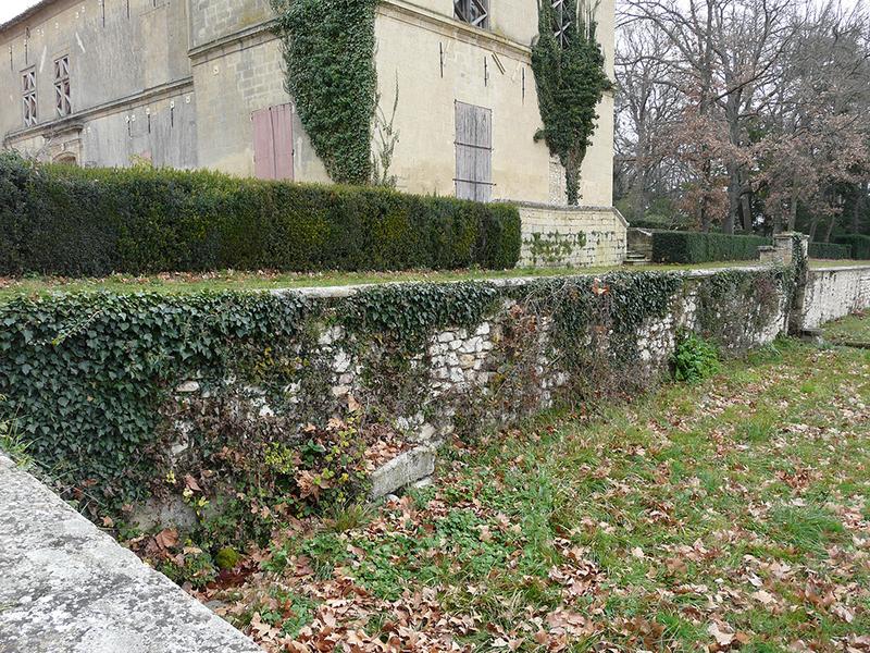 Mur de la terrasse à l'ouest du château.