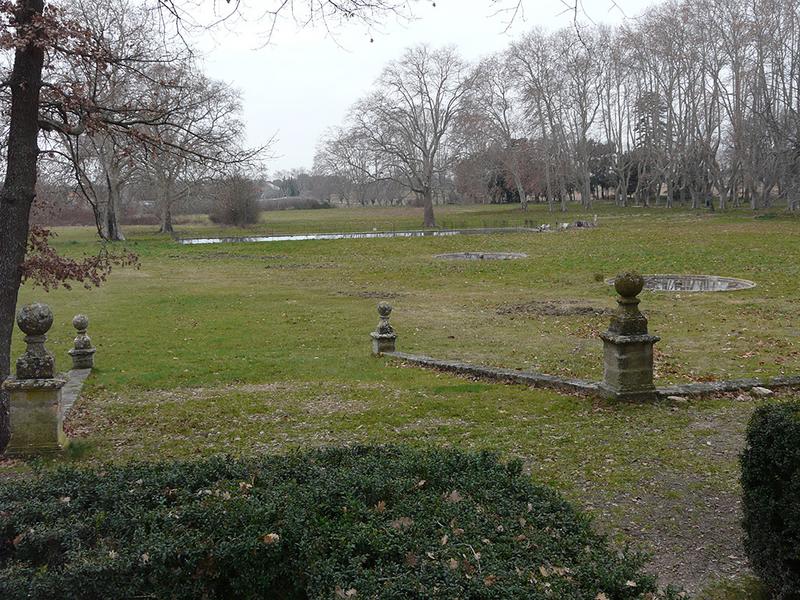 Les vestiges du jardin à l'ouest du château.