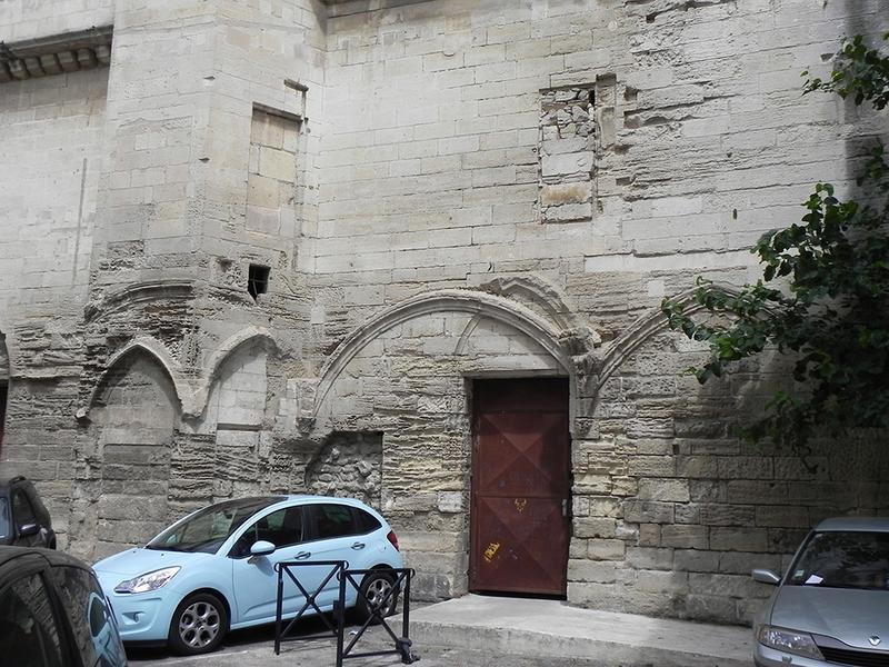 Façade ouest de l'église conventuelle avec arachements des anciennes travées du cloître.