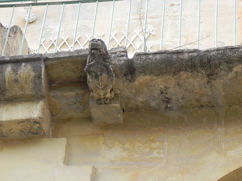 Galerie du cloître : détail de la corniche avec gargouille.