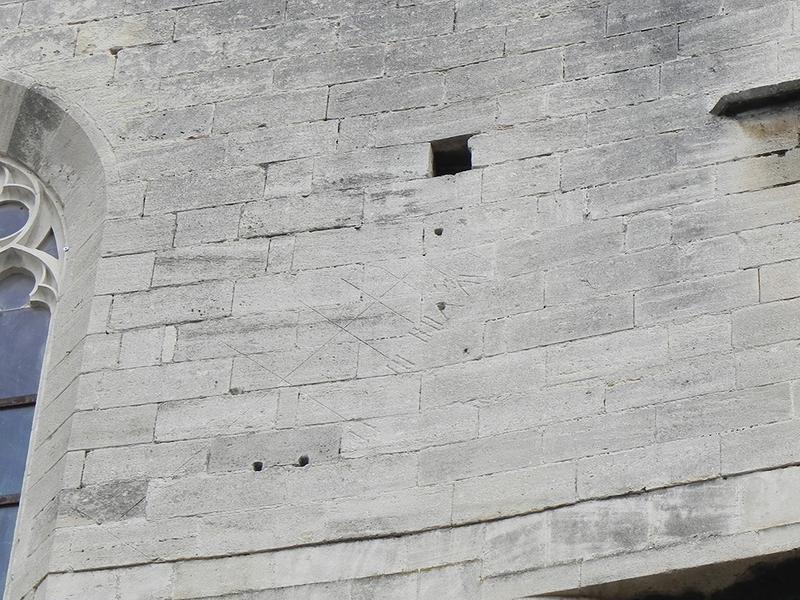 Cadran solaire gravé sur la façade ouest de l'église conventuelle.