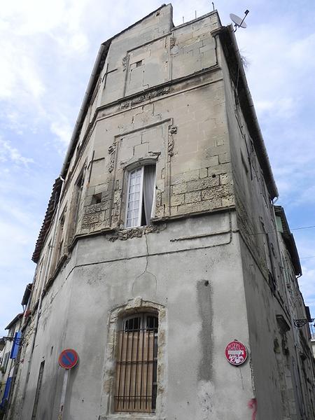 Travée à l'angle de la rue de la Roquette et de la la Croix-Rouge.