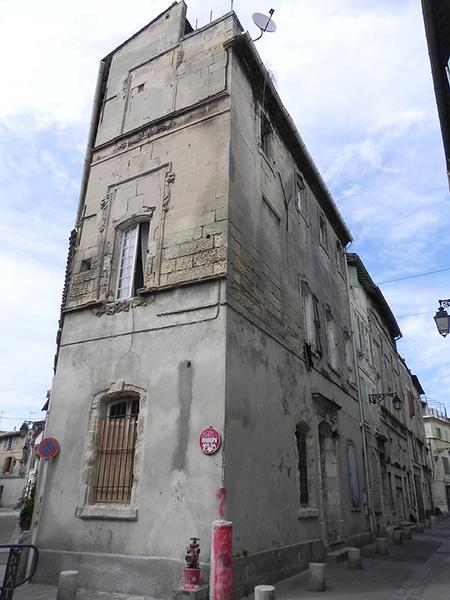 Travée à l'angle de la rue de la Roquette et de la Croix-Rouge.