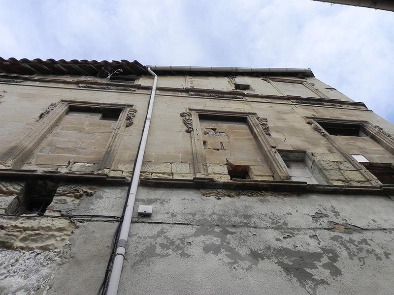 Façade sur la rue de la Croix-Rouge.