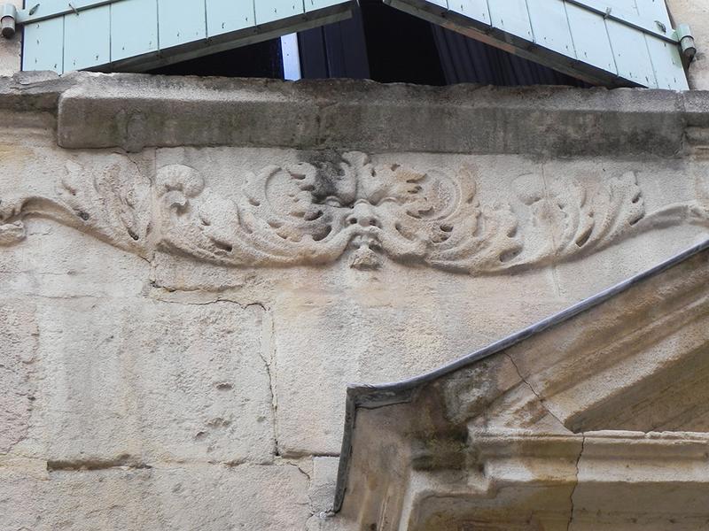 Détail de l'allège sculptée de la baie (lambrequin).