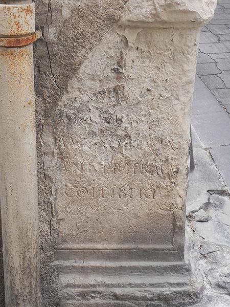 Socle avec inscription latine servant de pierre d'angle.