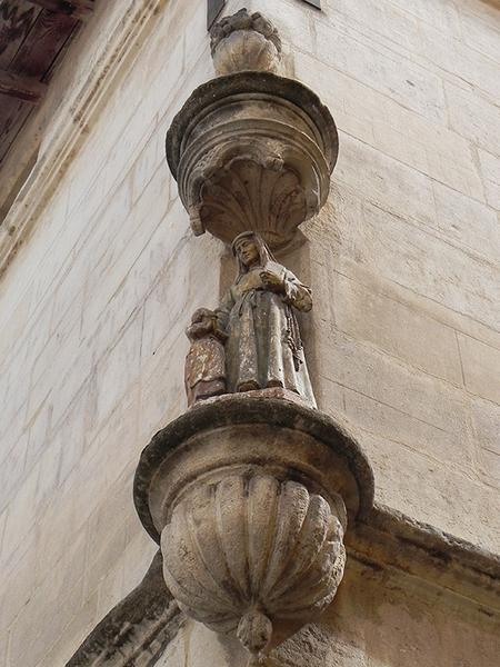 Détail de la niche d'angle avec groupe sculpté de Sainte-Anne et la Vierge.