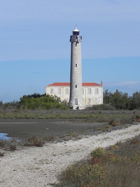 Vue d'ensemble du phare et du logement des gardiens.