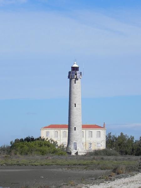 Vue d'ensemble du phare et du logement des gardiens.