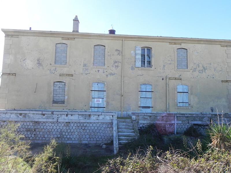 Façade postérieure du logement des gardiens.