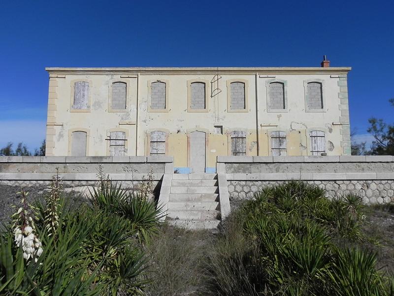 Vue générale du logement des gardiens et de la terrasse de soubassement.