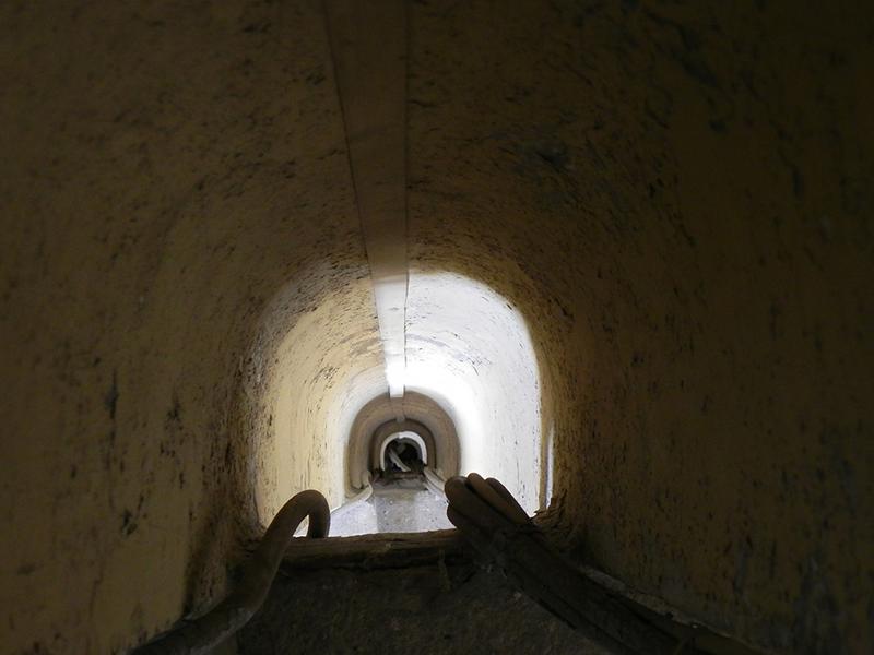 Conduit dans la maçonnerie pour le passage du contre-poids de la machine de rotation.