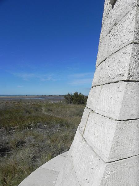 Base talutée du phare.