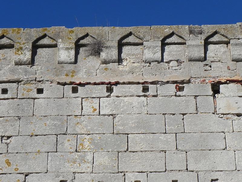 Partie haute du mur avec faux crénelage.