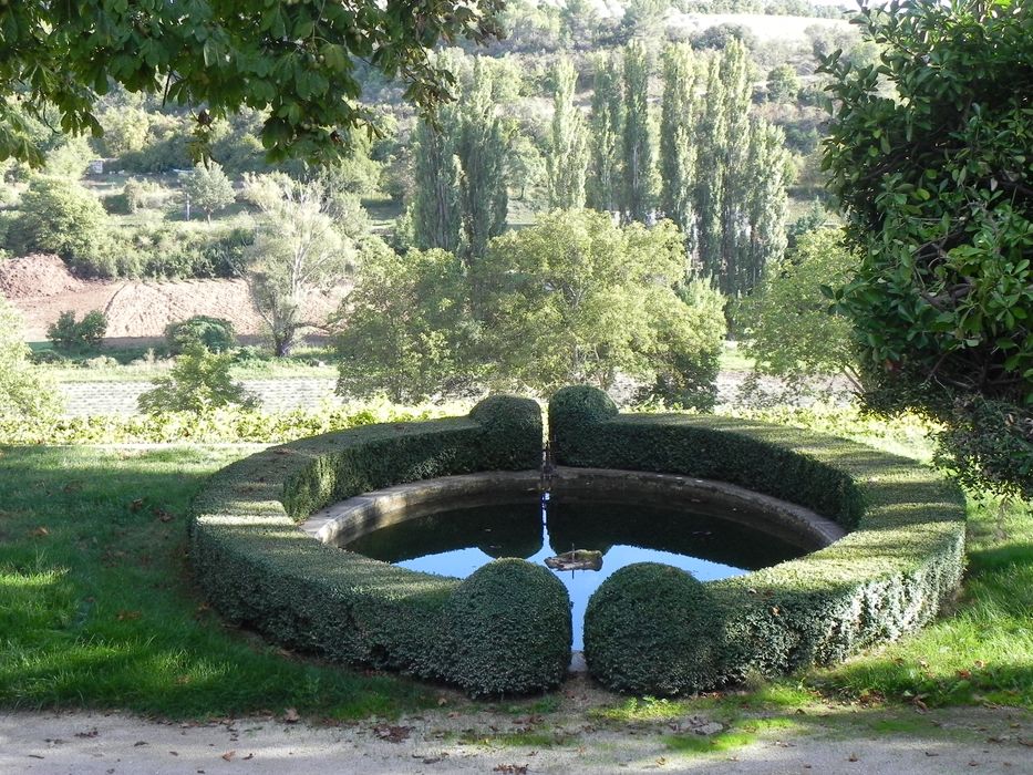 bassin ovale sur la 1ère terrasse