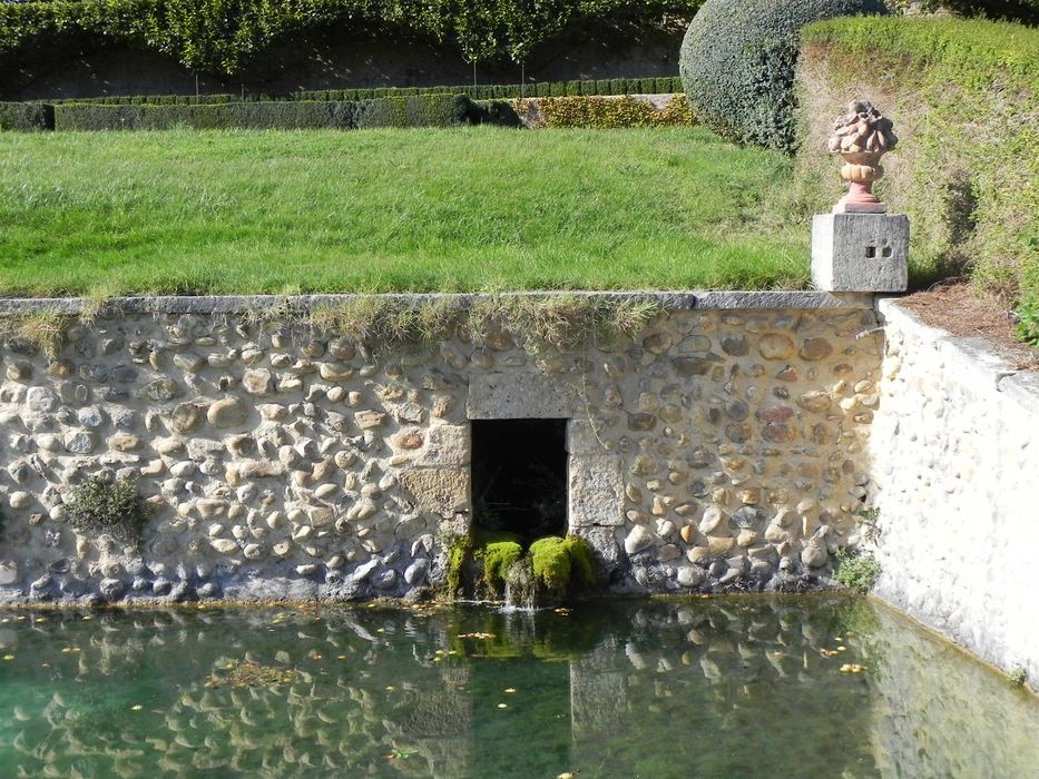 grand bassin rectangulaire sur la 3e terrasse, détail de l’exutoire
