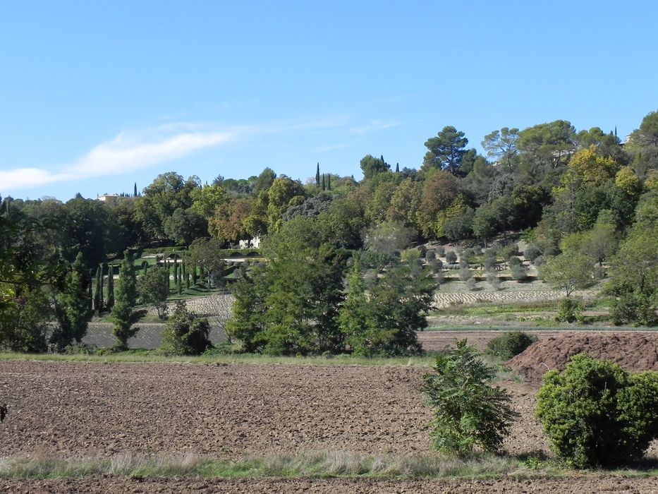 jardin implanté nord-sud à flanc de plateau 