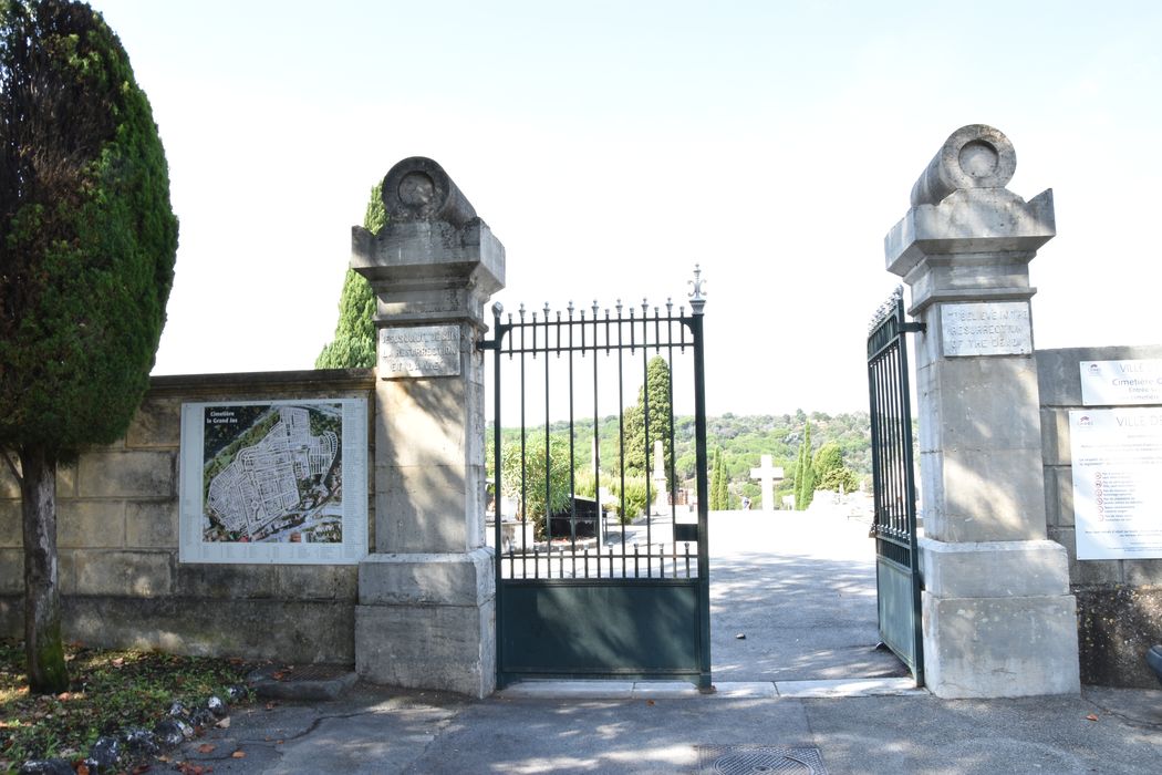 portail d’accès au cimetière