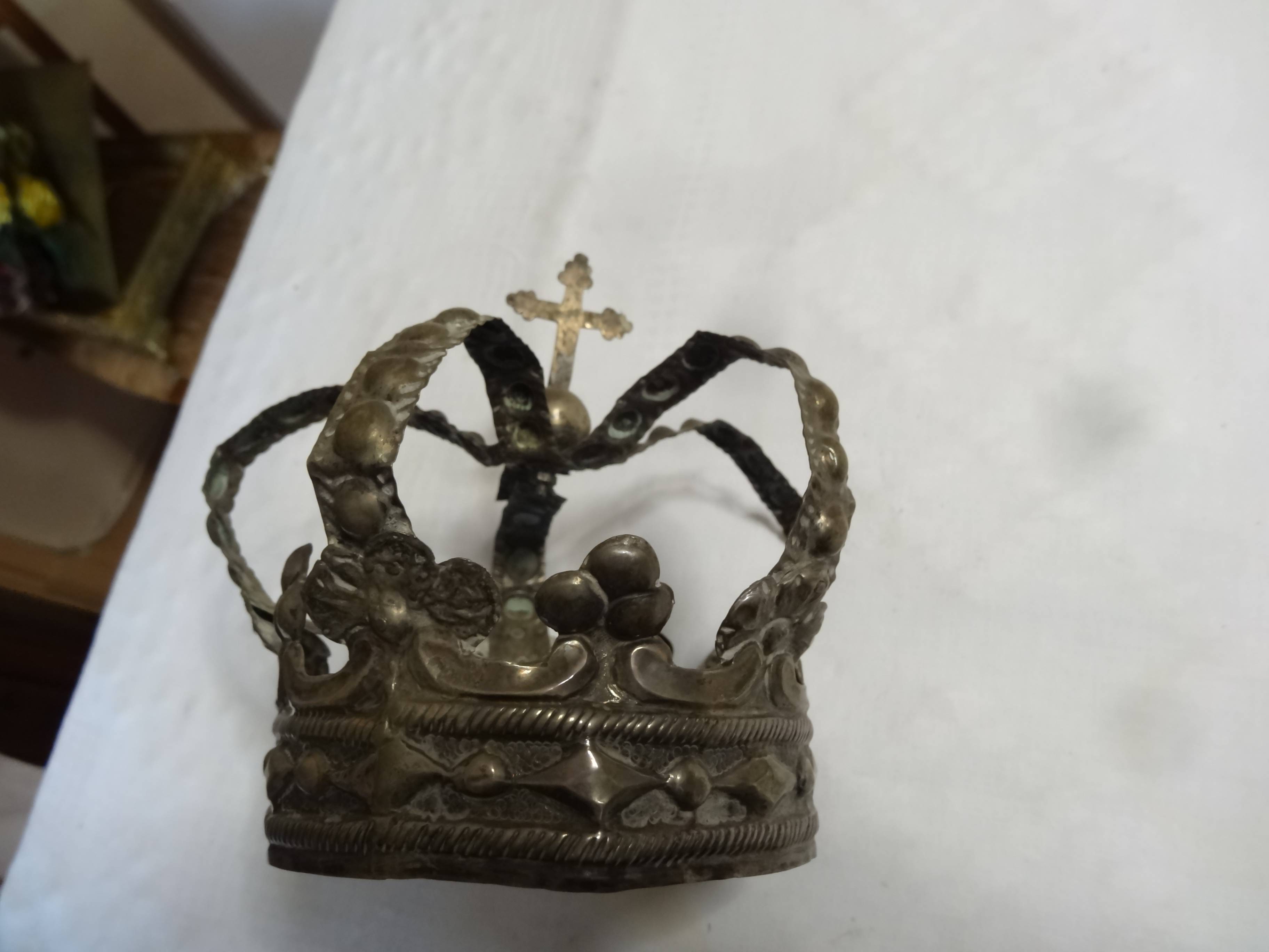 statue : Notre Dame du Mont-Carmel, détail : couronne - © Ministère de la Culture (France), Direction Régionale des Affaires Culturelles de Provence-Alpes-Côte d'Azur, tous droits réservés