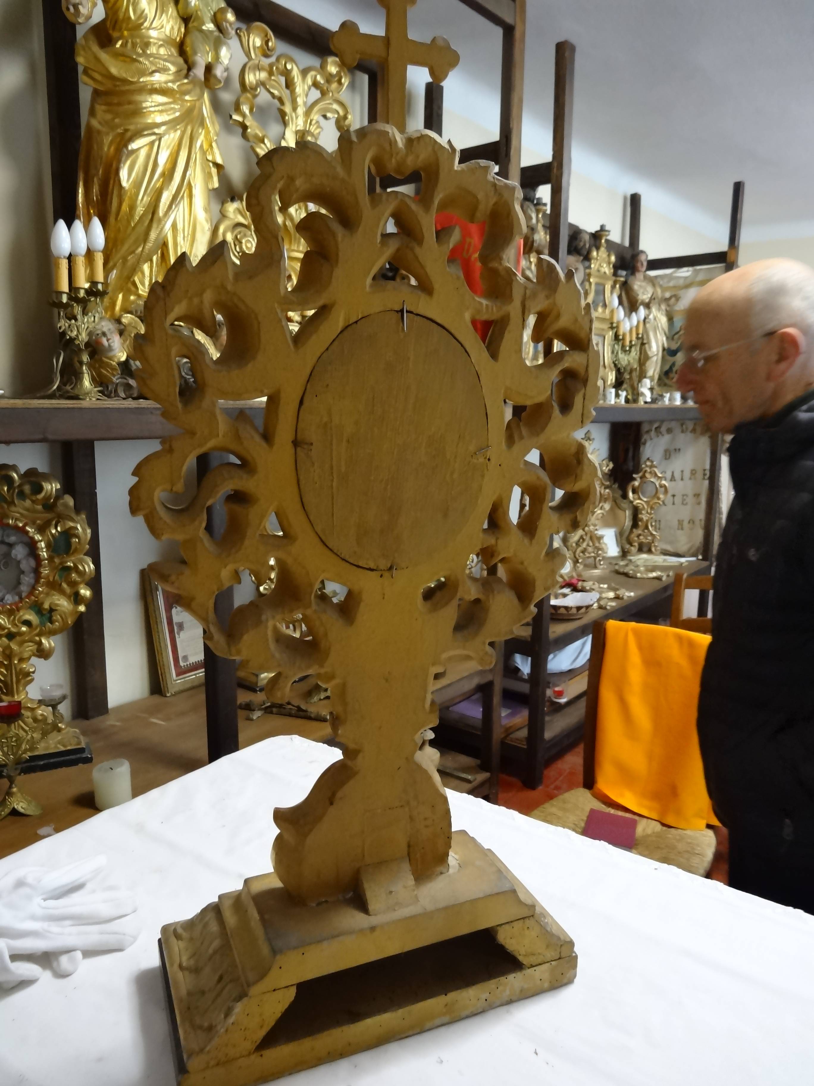 monstrance pour l'exposition "d'Agnus Dei", vue générale de dos - © Ministère de la Culture (France), Direction Régionale des Affaires Culturelles de Provence-Alpes-Côte d'Azur, tous droits réservés