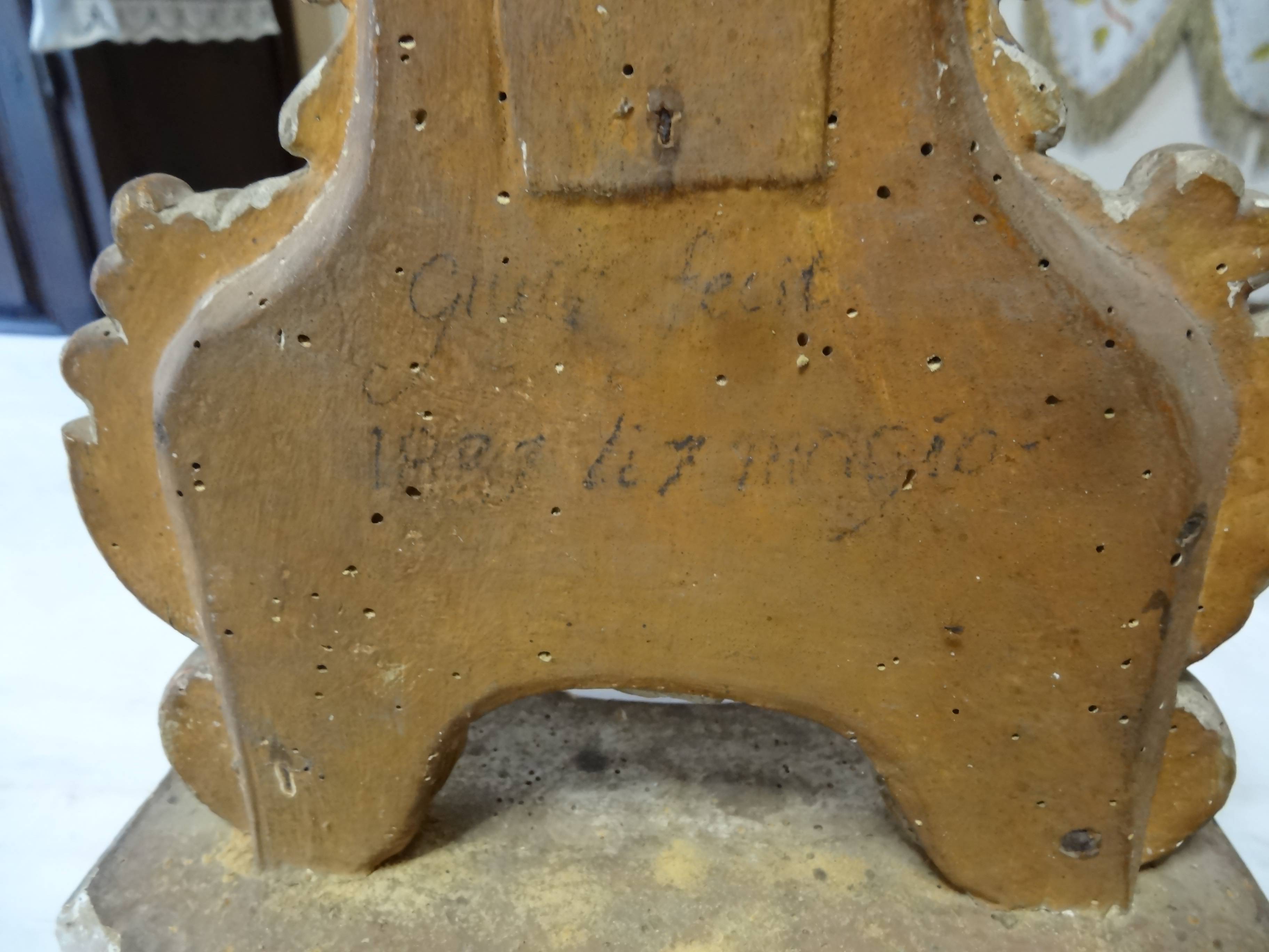 croix d'autel, détail du revers : inscription - © Ministère de la Culture (France), Direction Régionale des Affaires Culturelles de Provence-Alpes-Côte d'Azur – Tous droits réservés
