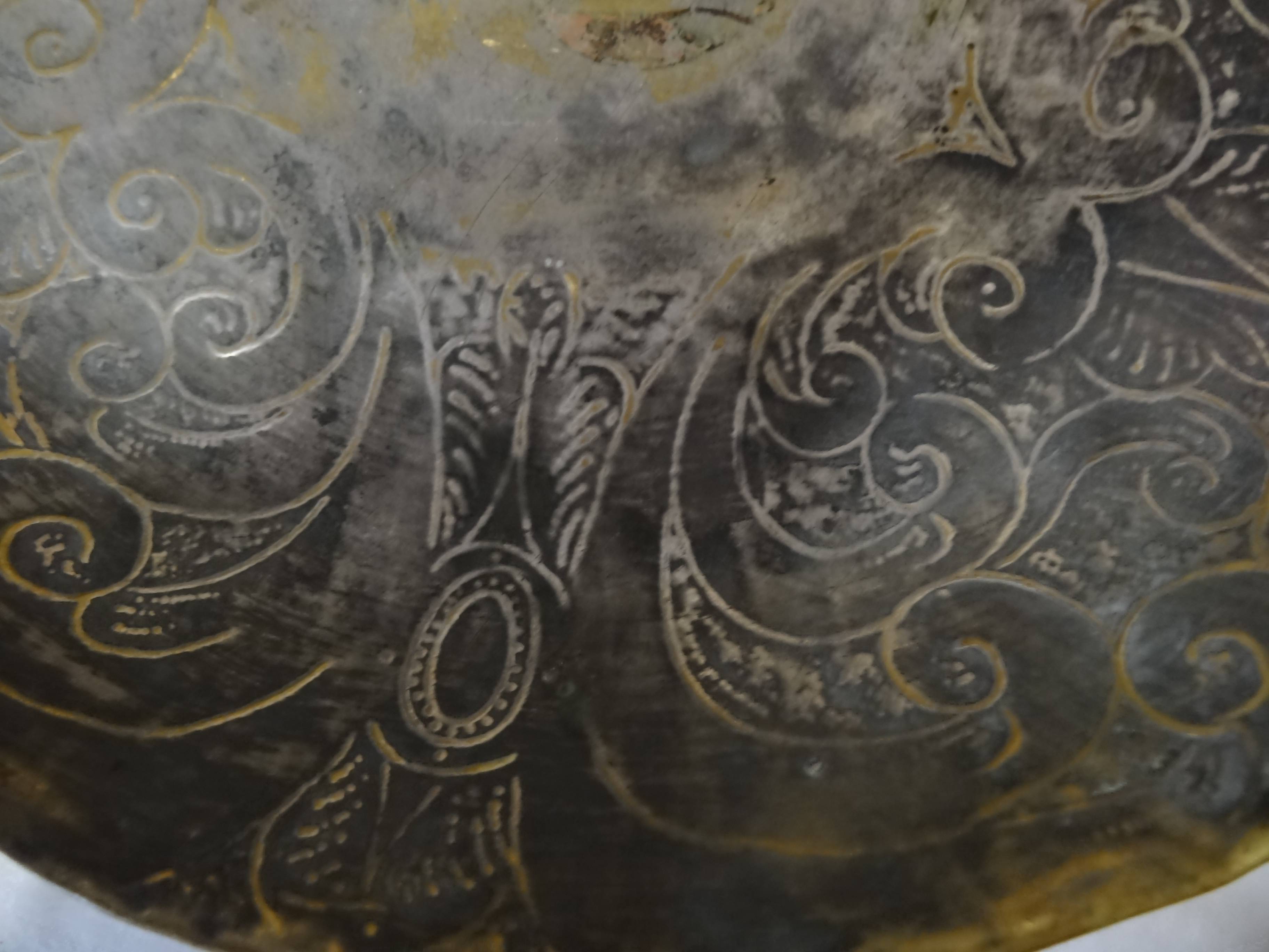 Plat de quête, détail de l'intérieur