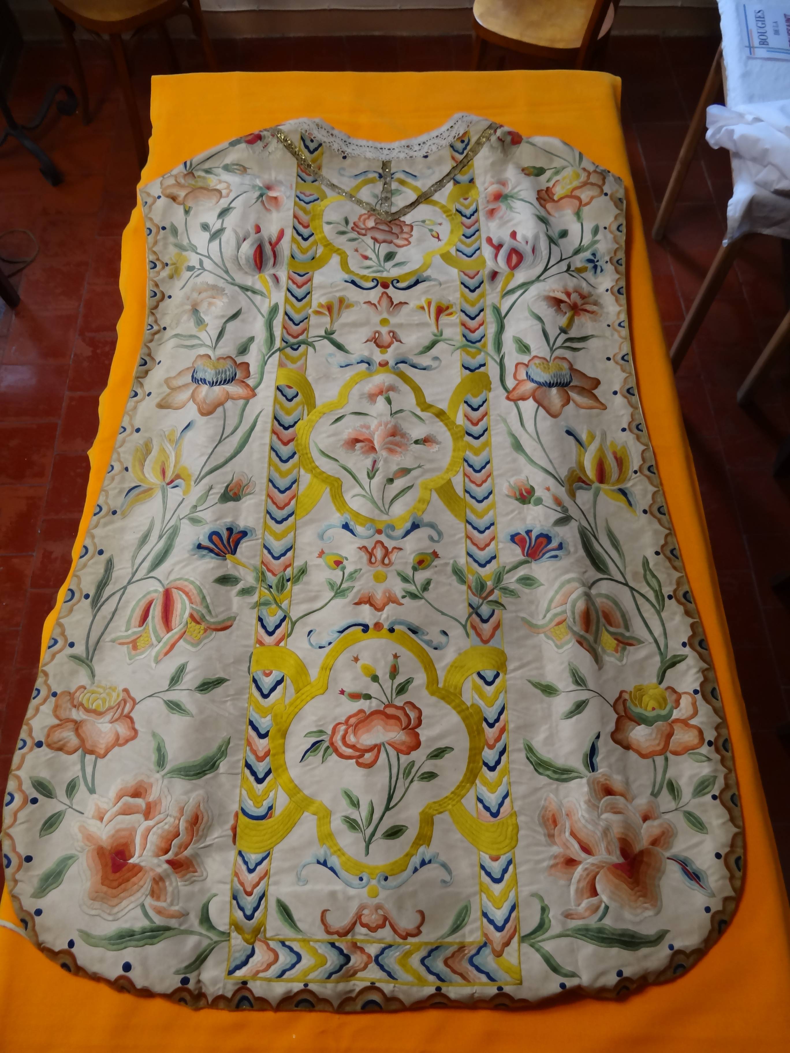 chasuble ornée de motifs "à l'indienne", vue générale de dos