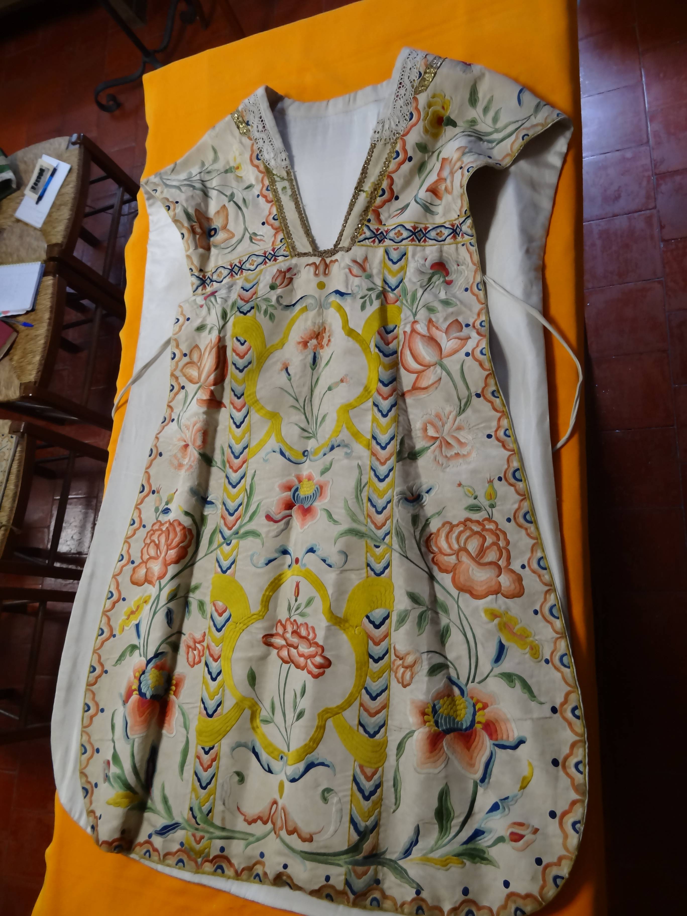 chasuble ornée de motifs "à l'indienne", vue générale de face