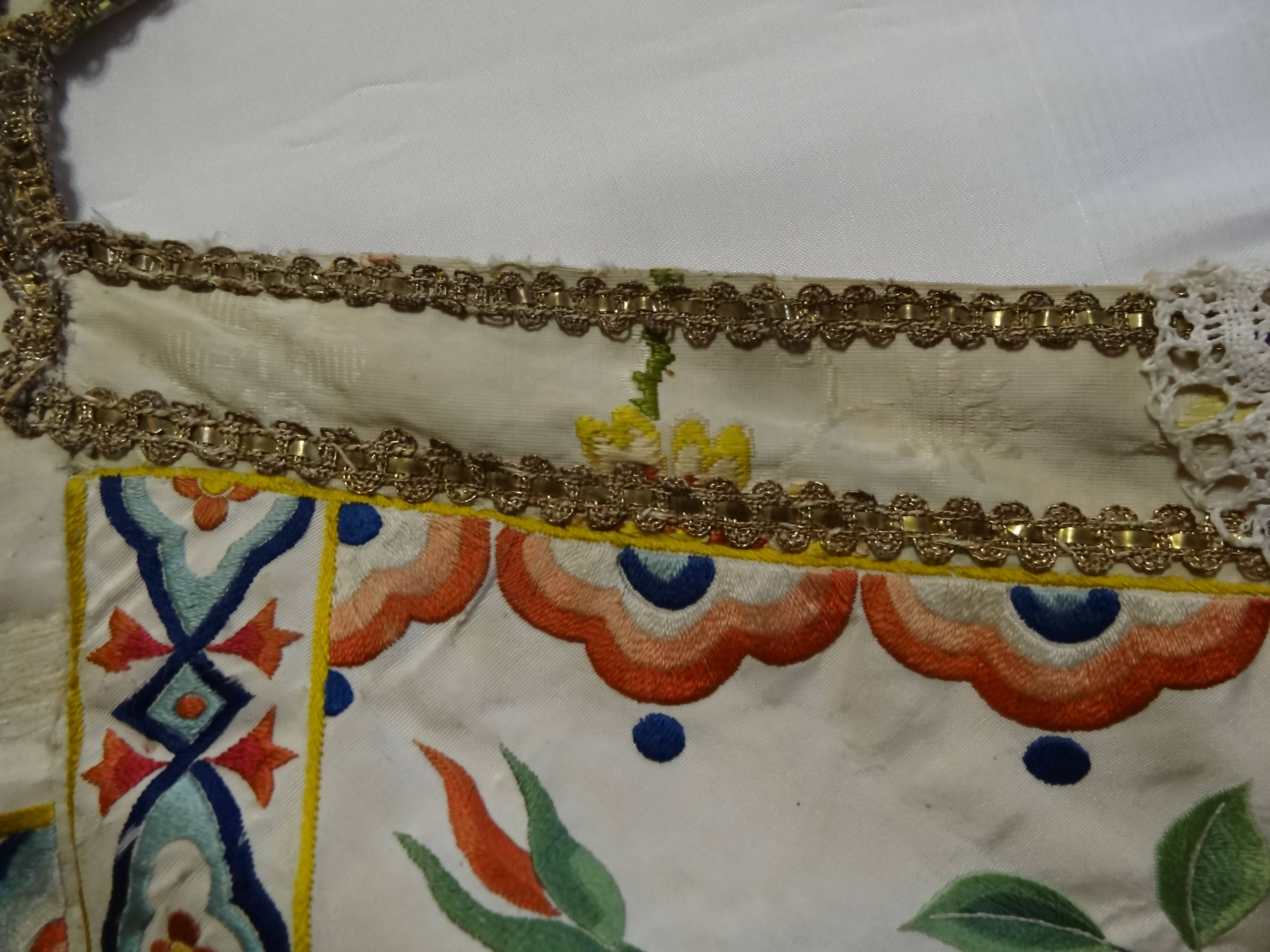 chasuble ornée de motifs "à l'indienne", détail du décor (galon doré)