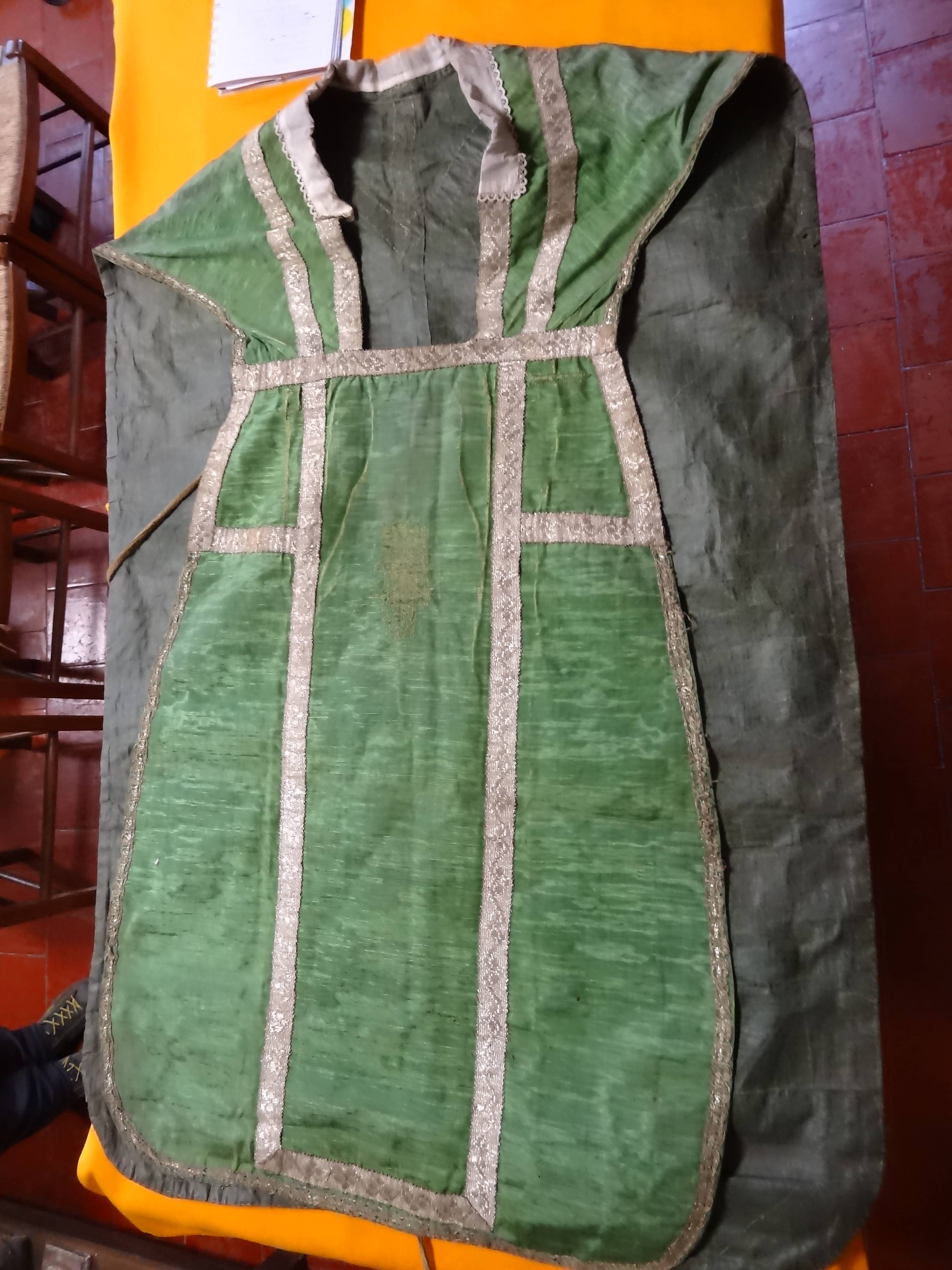 chasuble verte, armoriée, vue générale de face - © Ministère de la Culture (France), Direction Régionale des Affaires Culturelles de Provence-Alpes-Côte d'Azur – Tous droits réservés