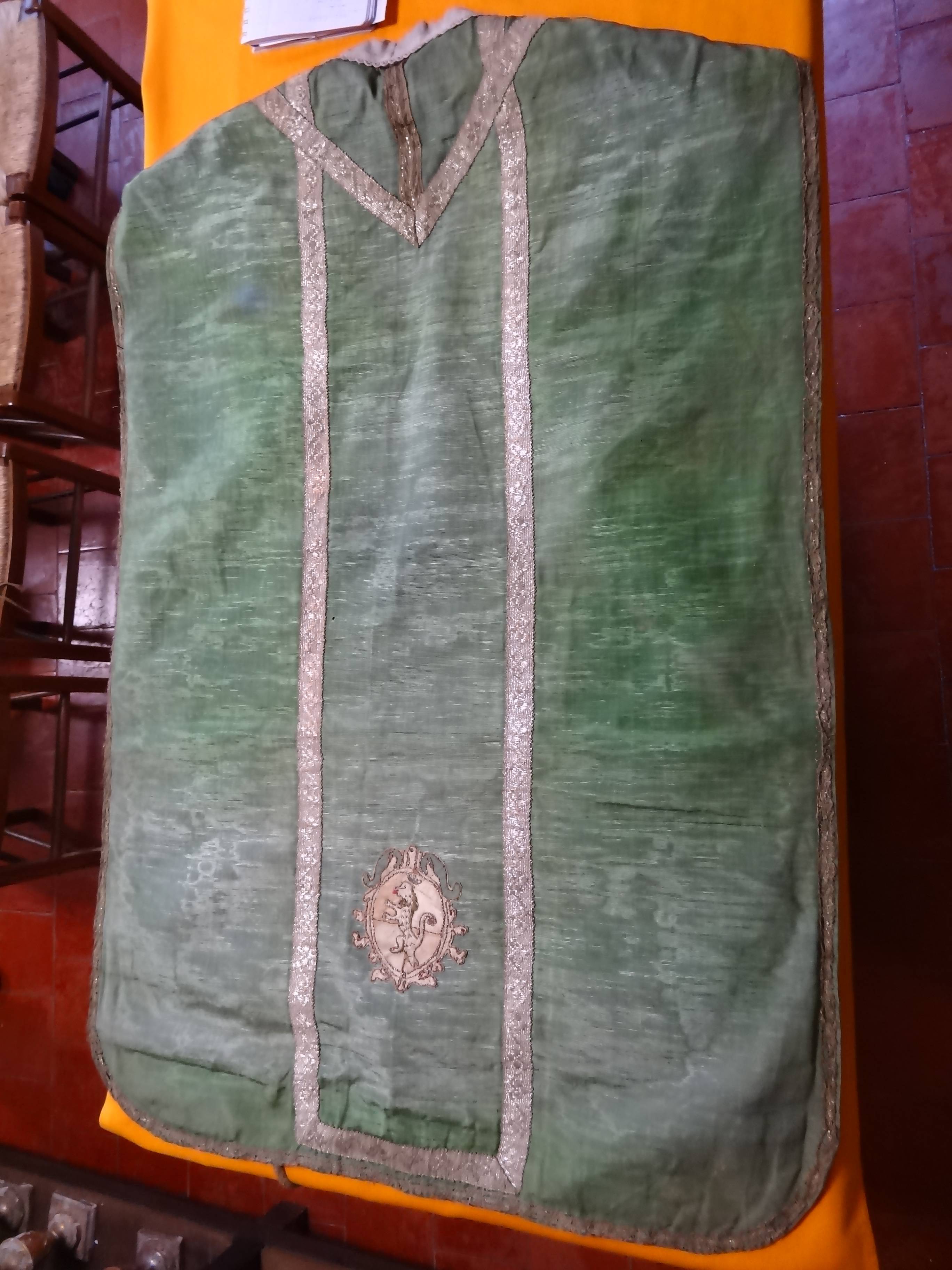 chasuble verte, armoriée, vue générale de dos - © Ministère de la Culture (France), Direction Régionale des Affaires Culturelles de Provence-Alpes-Côte d'Azur – Tous droits réservés