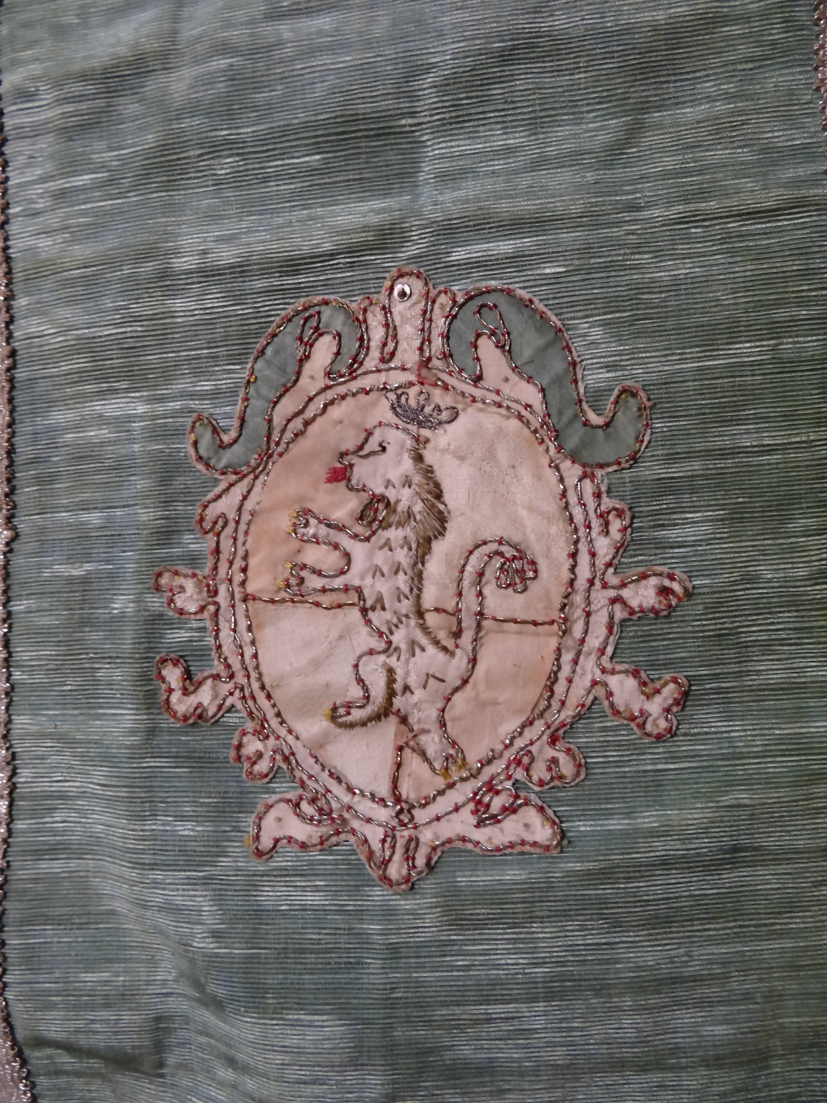 Chasuble verte, armoriée, détail du dos : écusson