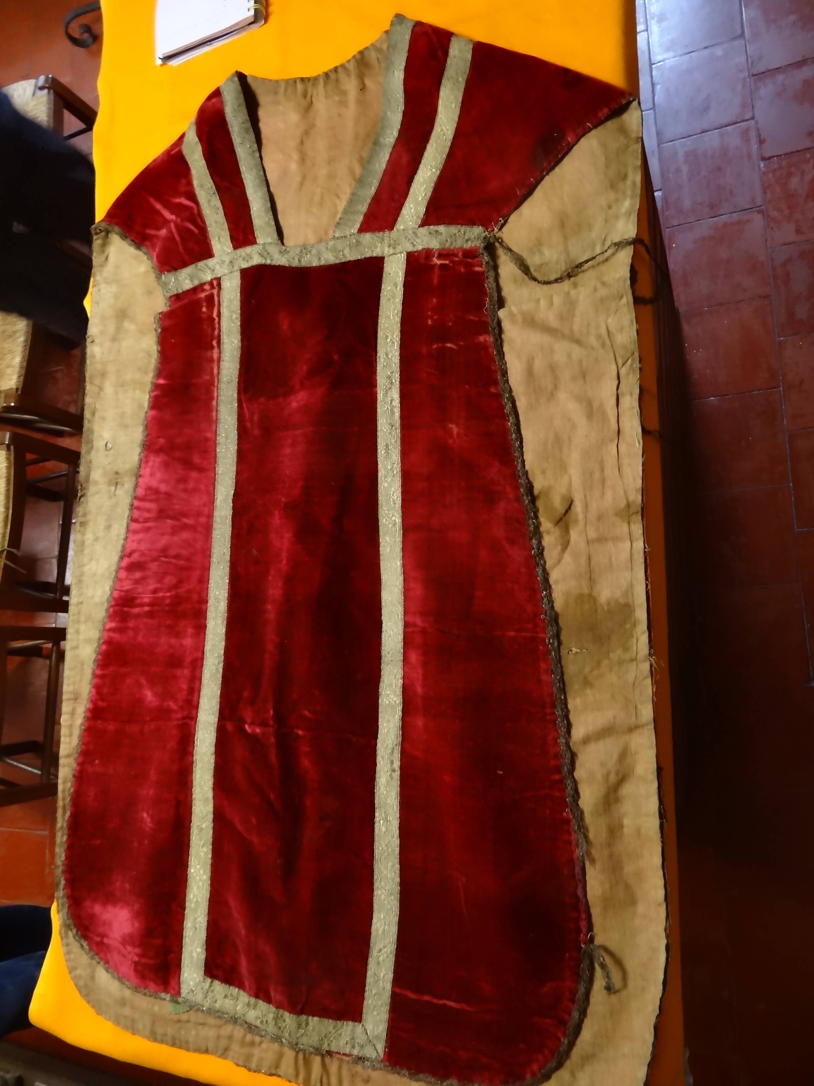 chasuble soie rouge, vue générale de face - © Ministère de la Culture (France), Direction Régionale des Affaires Culturelles de Provence-Alpes-Côte d'Azur – Tous droits réservés